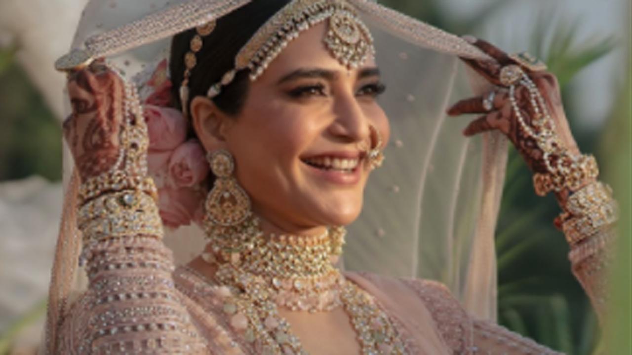 Karishma Tanna makes grand entry on wedding day; dances and proposes to Varun Bangera before 'pheras'