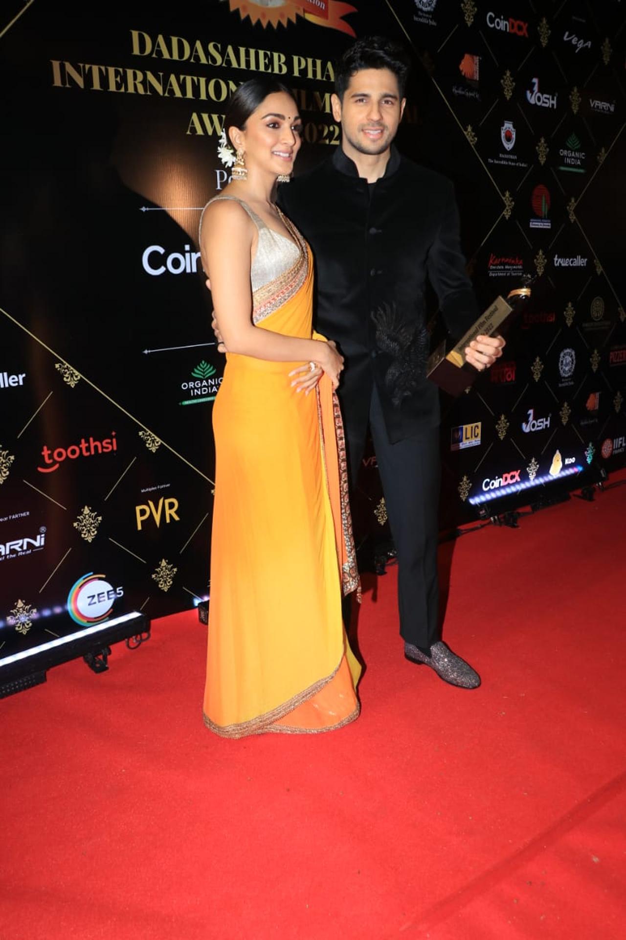 The prestigious Dadasaheb Phalke International Film Festival Awards 2022 were held on Sunday and were graced by several stars including Asha Parekh, Lara Dutta, Sidharth Malhotra and Kiara Advani. The Shershah actress was seen wearing a pretty saree, whereas Sidharth suited up for the ceremony.