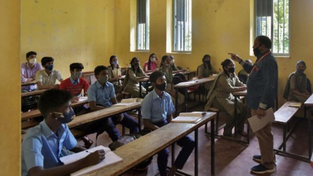 Karnataka HC requests state govt to reopen schools, urges students to refrain from wearing religious attire