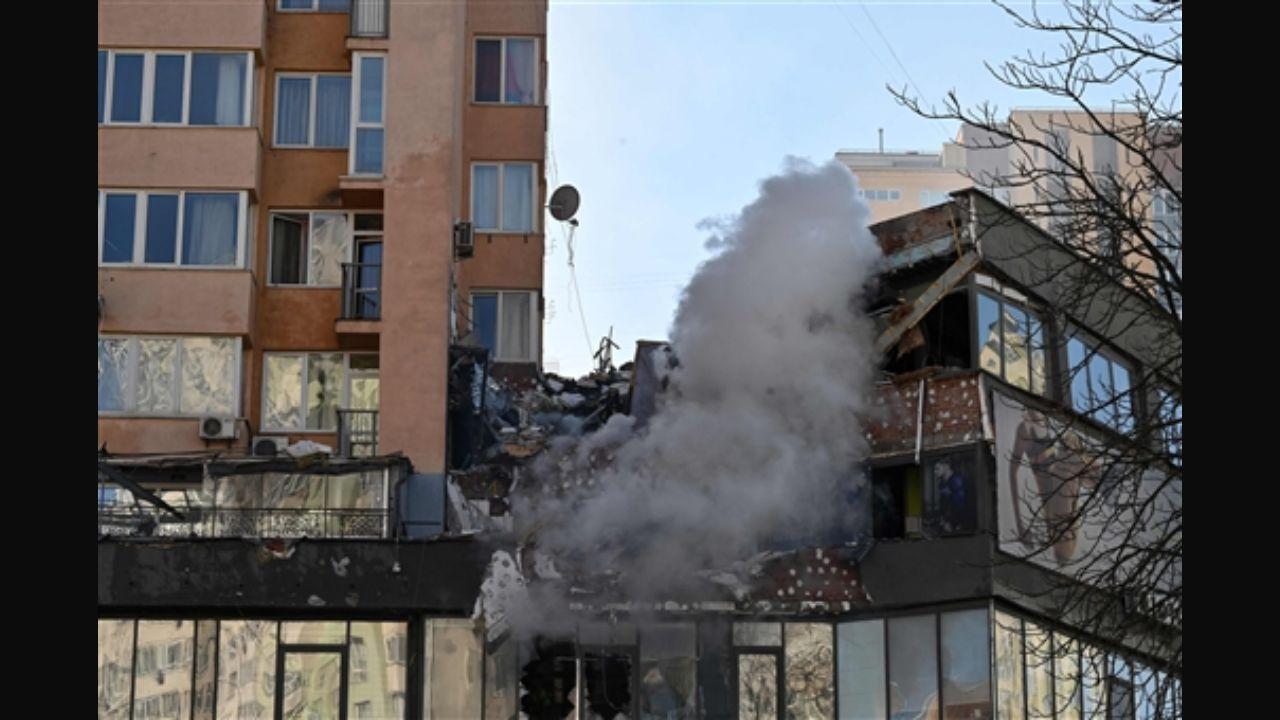 Ukraine-Russia crisis: High-rise apartment in Kyiv hit by a devastating missile