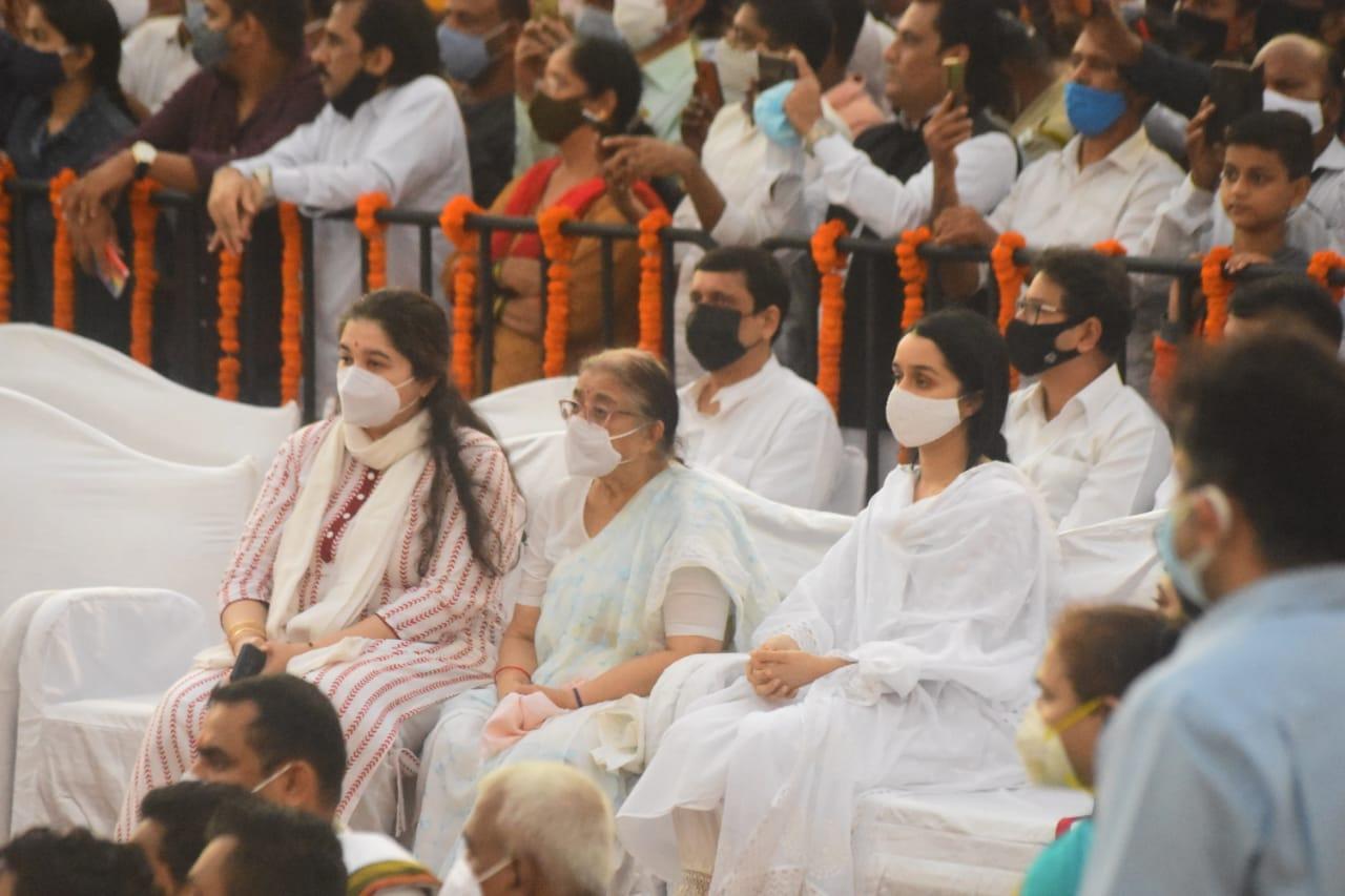All the celebrities and prominent personalities, including Narendra Modi, left the venue after offering her floral tributes. Floral tributes were also paid to her at Shivaji Park on behalf of President Ram Nath Kovind.