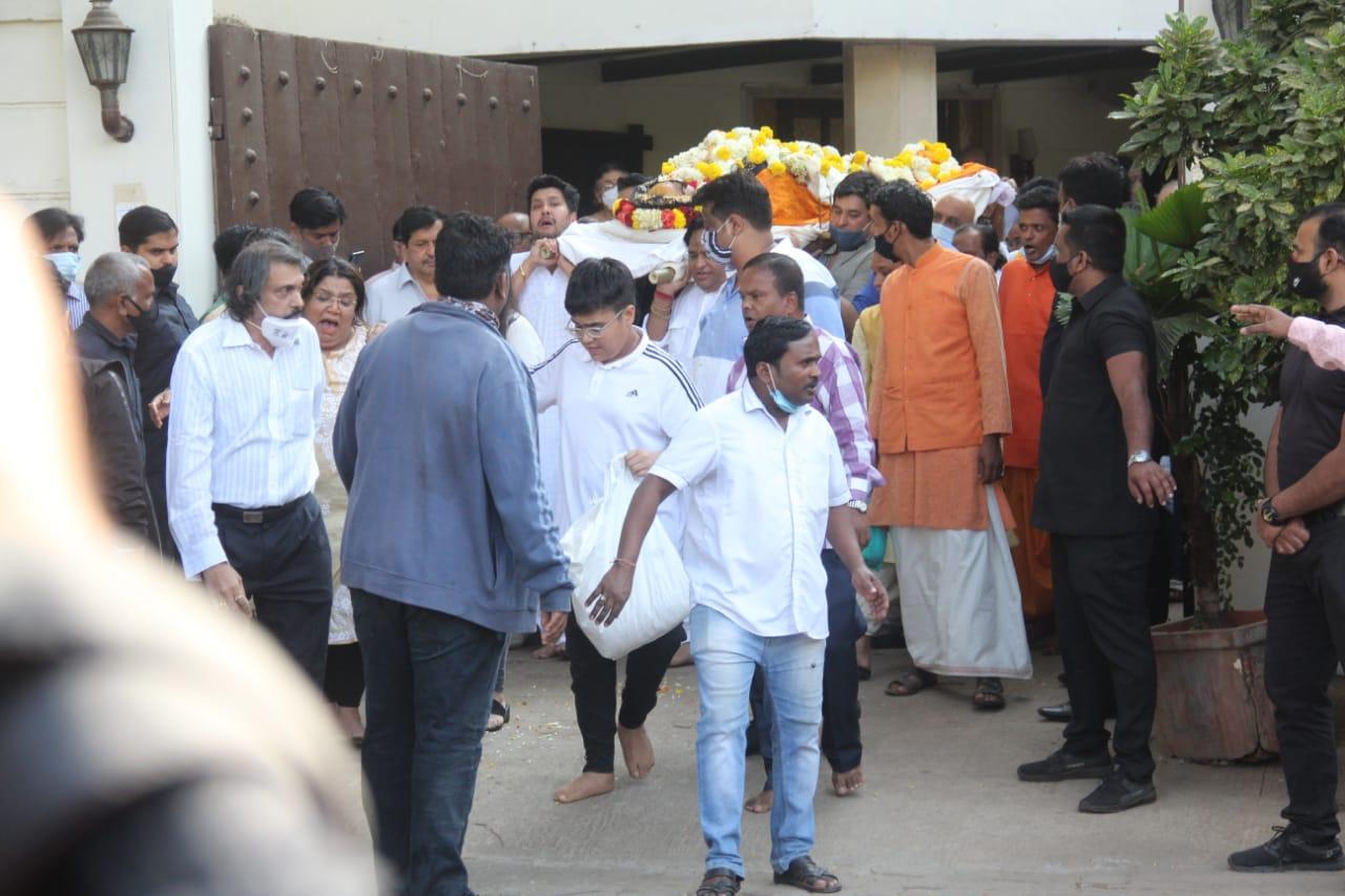 Bappi Lahiri's son Bappa Lahiri returned from the US with his wife Tanisha Verma and son Krrish in order to carry out his father's last rites today.
