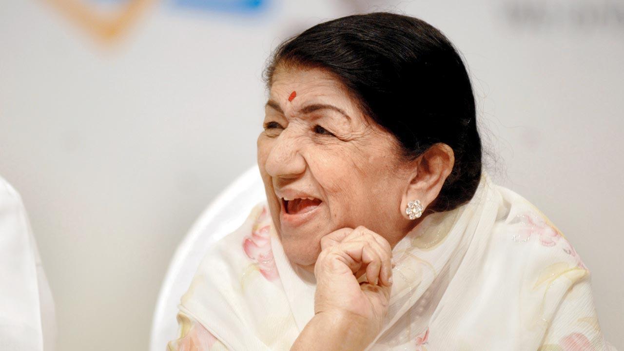 Meri awaaz suno, over memorial for Lata didi