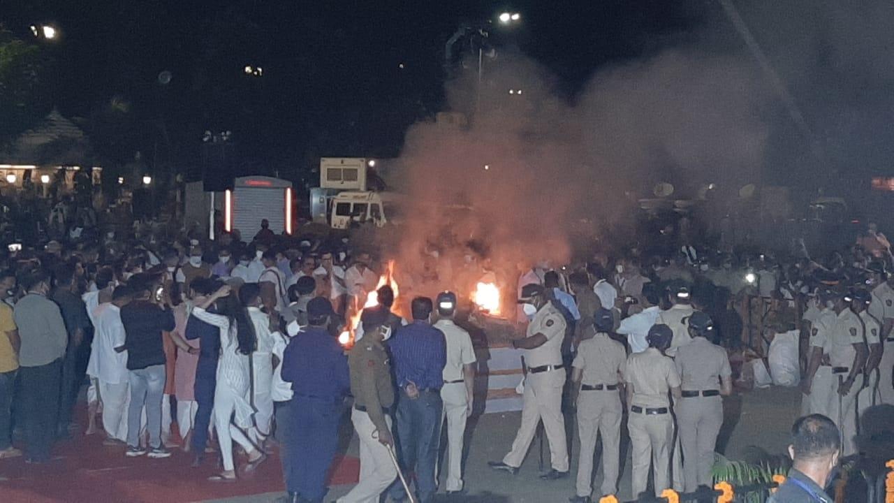 Lata Mangeshkar's nephew Adinath collects her ashes from Shivaji Park