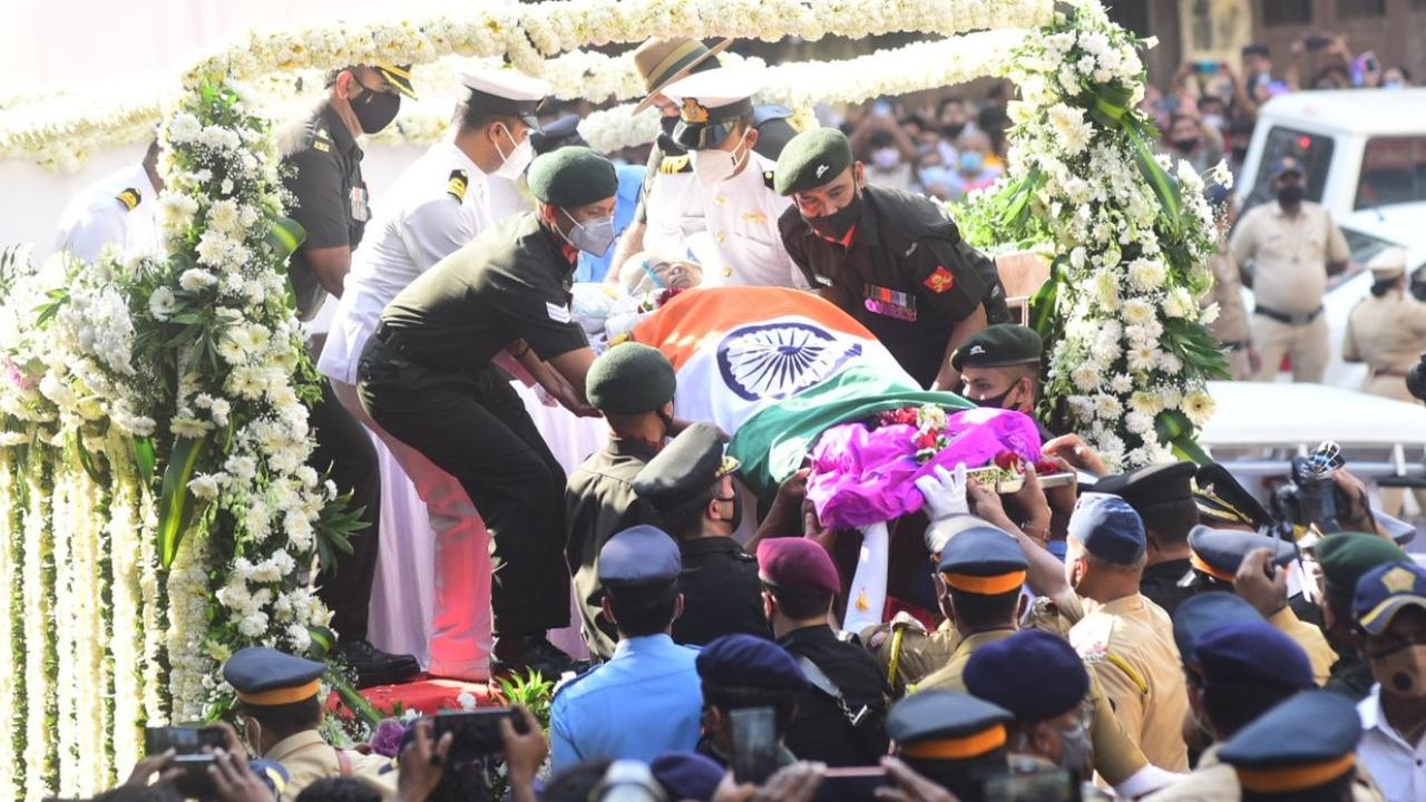 A large police convoy was stationed outside the home for crowd control and even barricading had to be put in place. Hoards of fans and admirers came to pay their homage to the departed soul. Pic/Shadab Khan