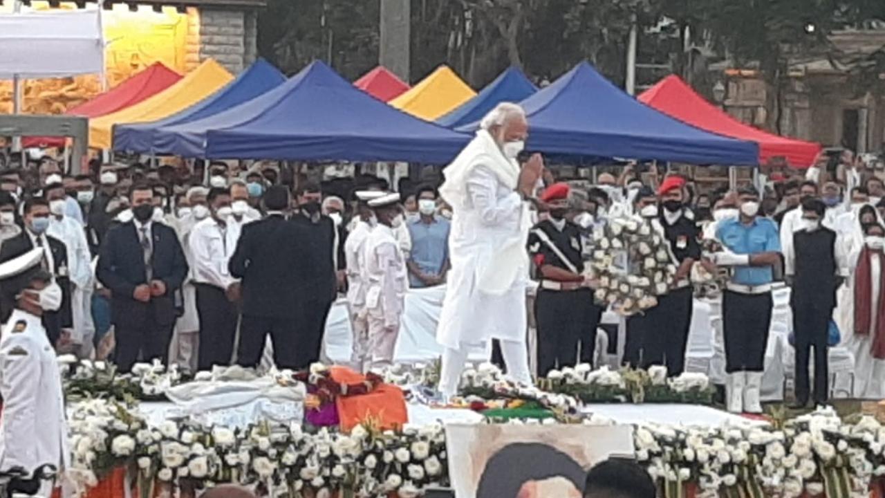 PM Narendra Modi offered floral tributes to music legend Lata Mangeshkar at Mumbai's Shivaji Park. Pic/Satej Shinde