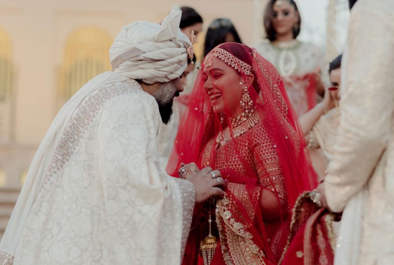 The two made for a dreamy couple at their traditional ceremony. Alisha could be seen dressed in a traditional red lehenga with signature jewellery set. With Kaleere and traditional gold jewellery, Alisha completed her full bridal look.