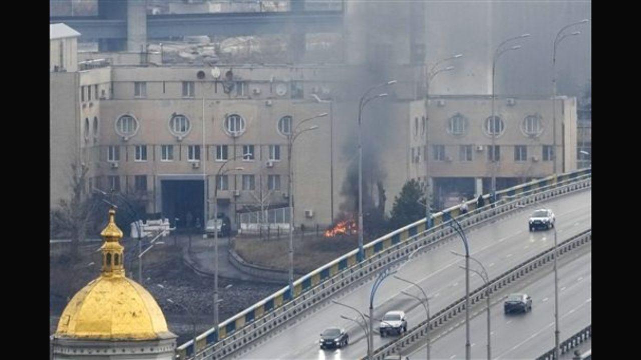 Marine who blew himself along with a bridge declared Hero of Ukraine