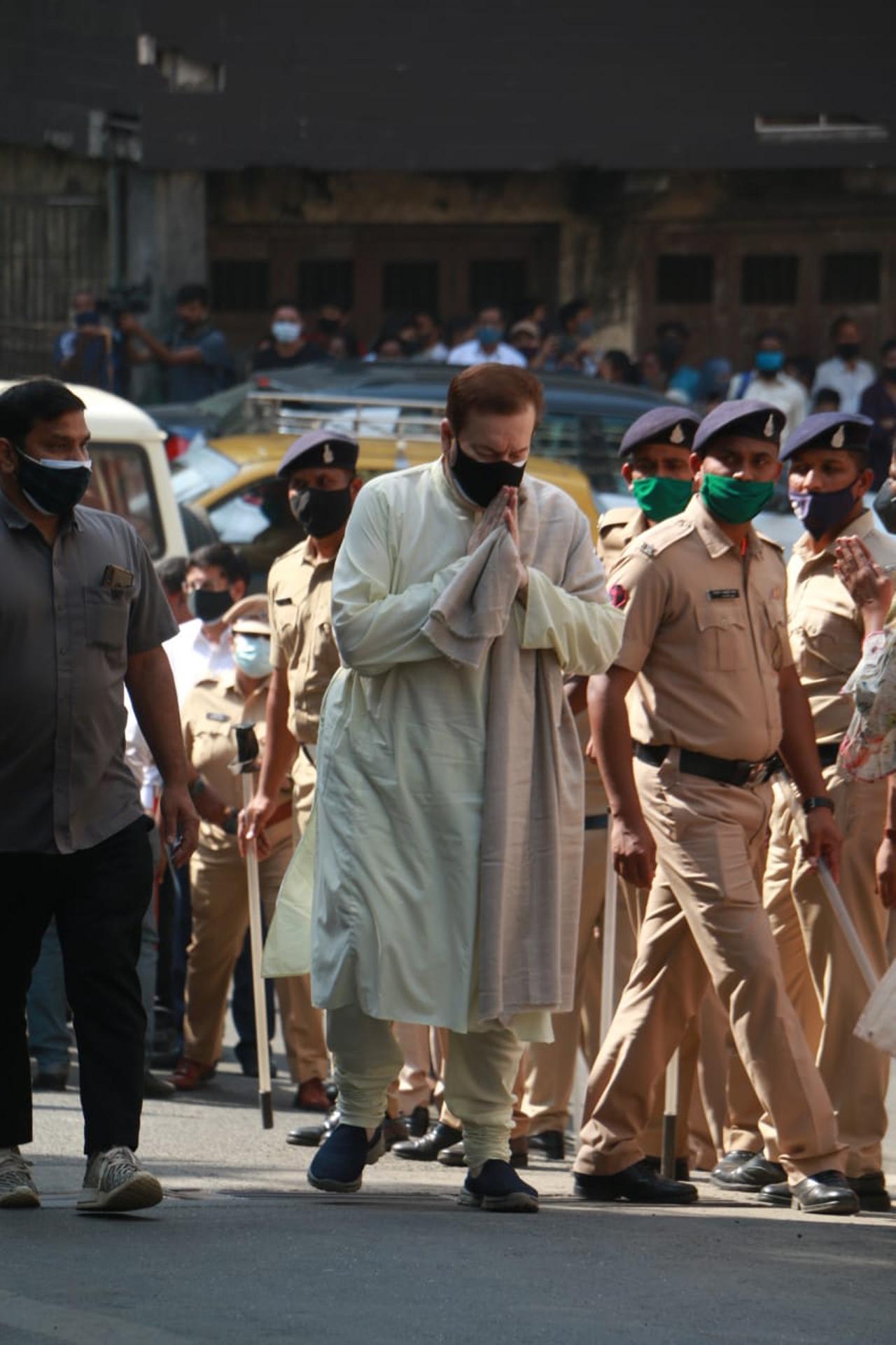 Nitin Mukesh shared his condolences with media as he arrived at Mata Mangeshkar's home.