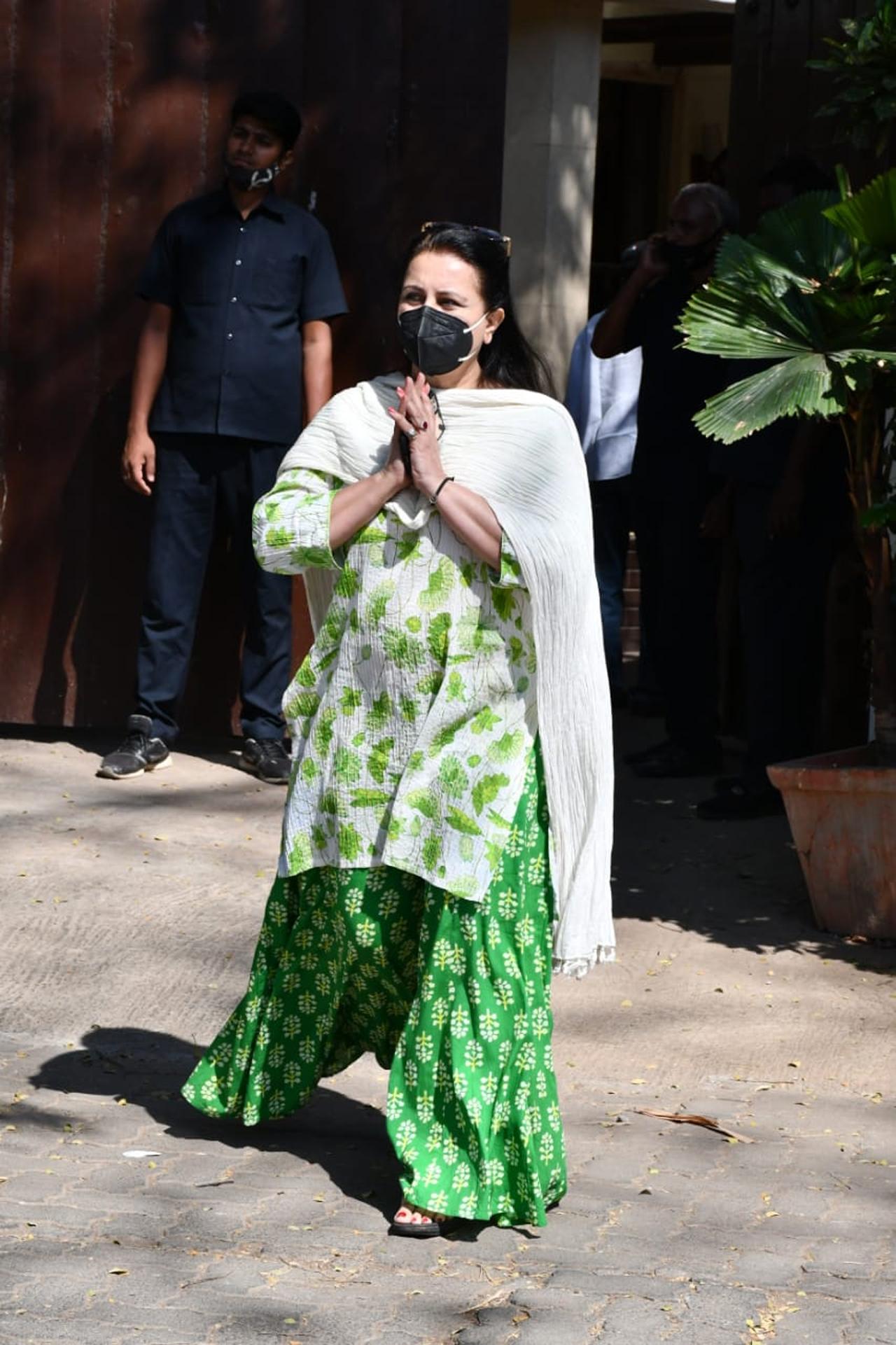 A lot of celebs, including Chunky Panday, Ila Arun, Abhijeet, Poonam Dhillon Sakshi Tanwar, Sophie Choudry were clicked at Bappi Lahiri's home to pay their last respects.
