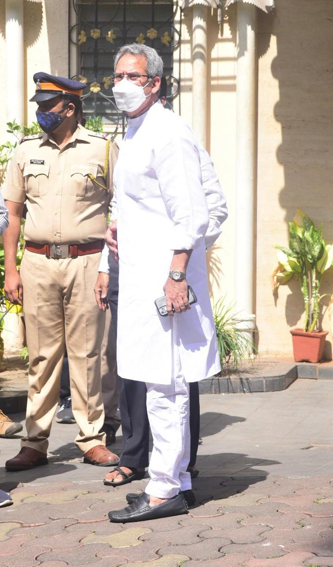 During the state mourning, the National Flag is flown at half-mast throughout India, and there will be no official entertainment. It has also been decided that the state funereal will be accorded to the departed soul. In picture: Anil Desai at Prabhu Kunj
(picture courtesy: Shadab Khan)