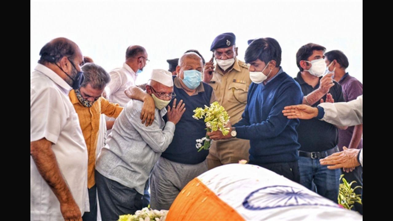 Industrialist Rahul Bajaj cremated with full state honours in Pune