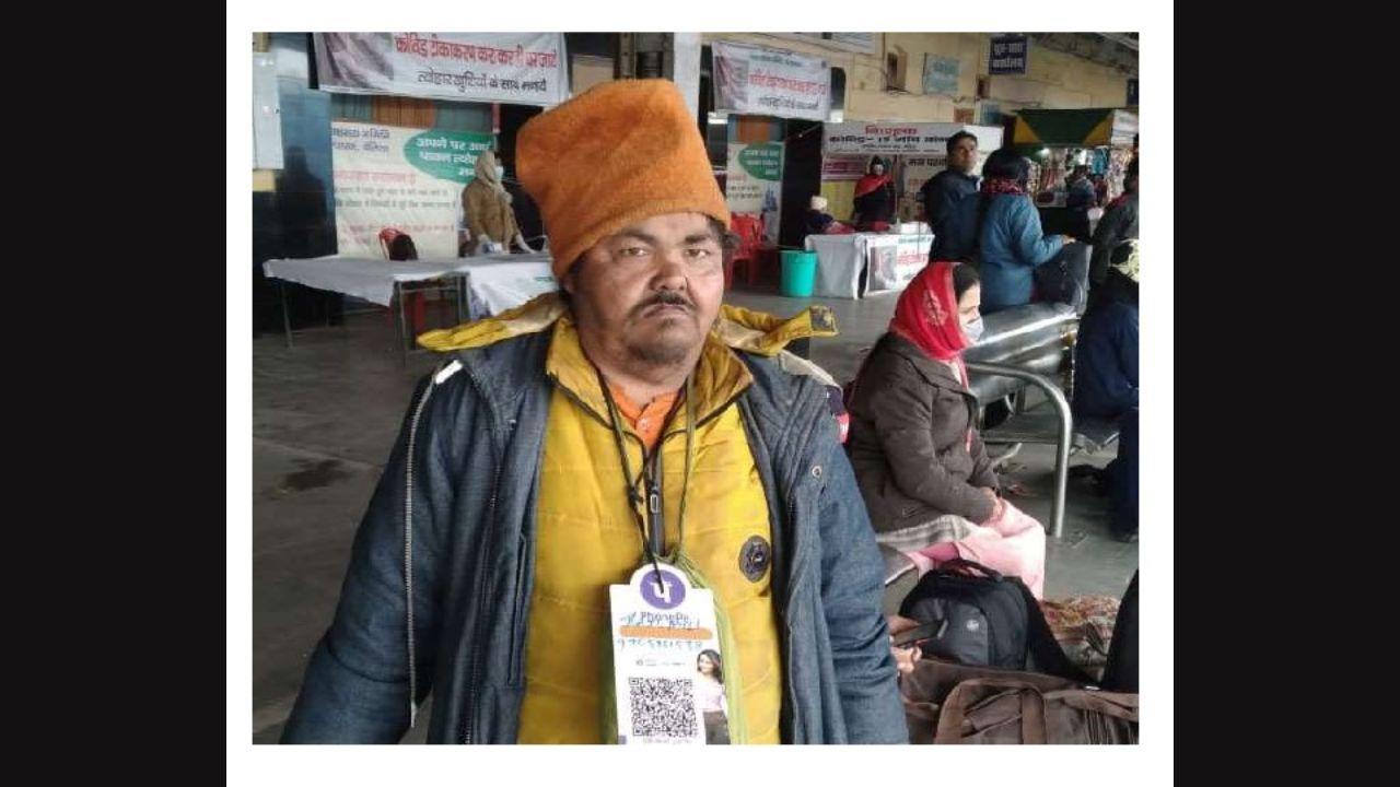 Bihar: Man uses innovative method for begging, puts QR code around his neck