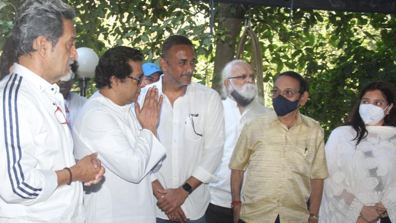 Mahesh Manjrekar, Raj Thackeray, Raza Murad at Ramesh Deo's last rites