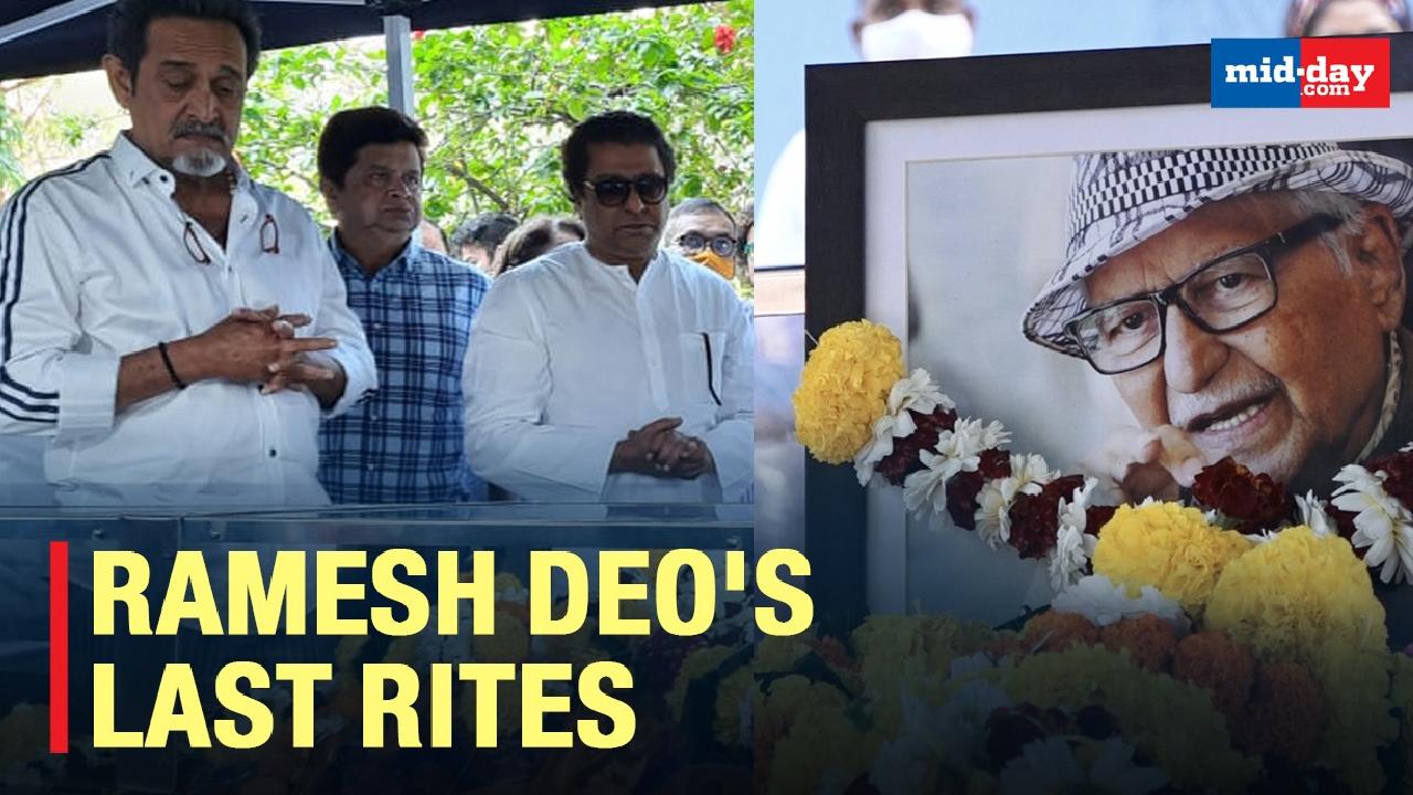 Mahesh Manjrekar, Raj Thackeray, Raza Murad At Ramesh Deo's Last Rites