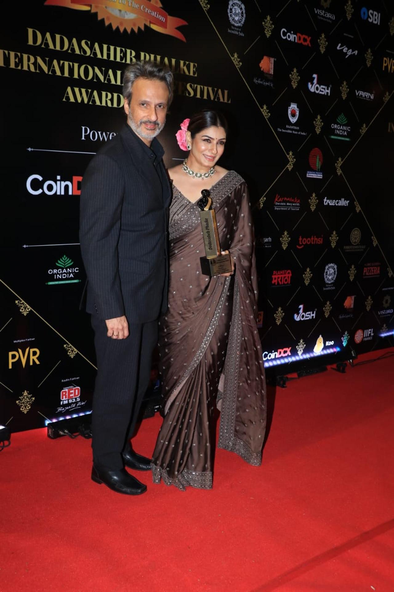 Lucky Ali gave a graceful performance of his evergreen song 'O Sanam'. Raveena Tandon walked the red carpet with her husband Anil Thadani.