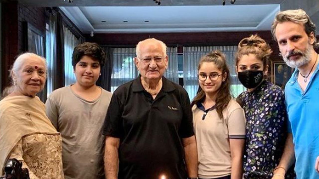Raveena Tandon remembers father Ravi Tandon on birth anniversary