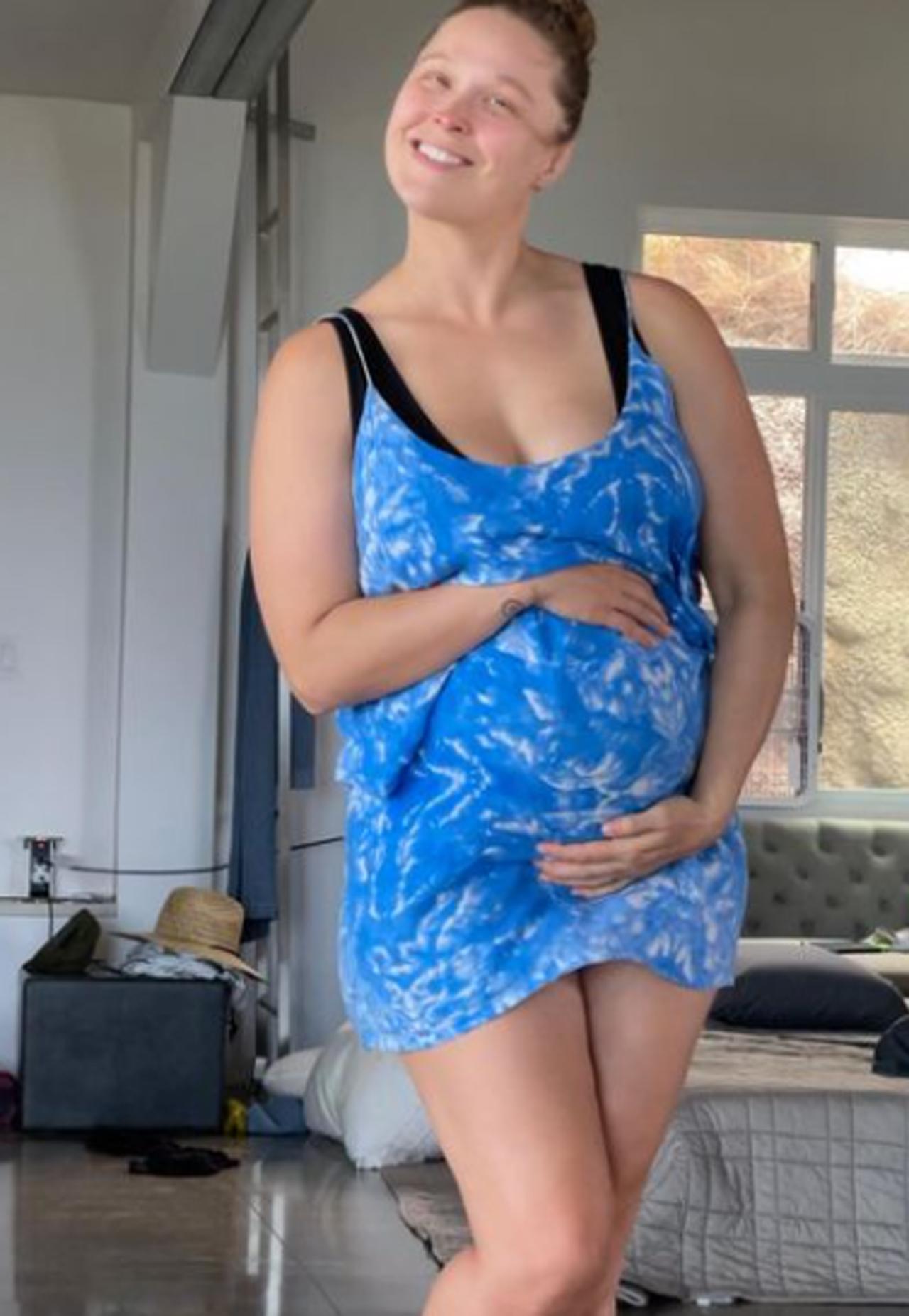 In April 2021, Ronda Rousey revealed on her official YouTube channel that she was pregnant. On Sept 28, 2021, Ronda Rousey gave birth to a baby girl.