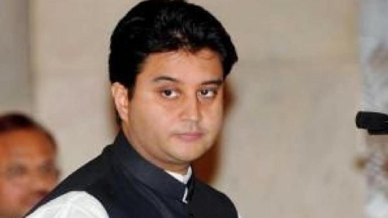 Lok Sabha: Verbal spat between Jyotiraditya Scindia, Shashi Tharoor over 'Hindi'