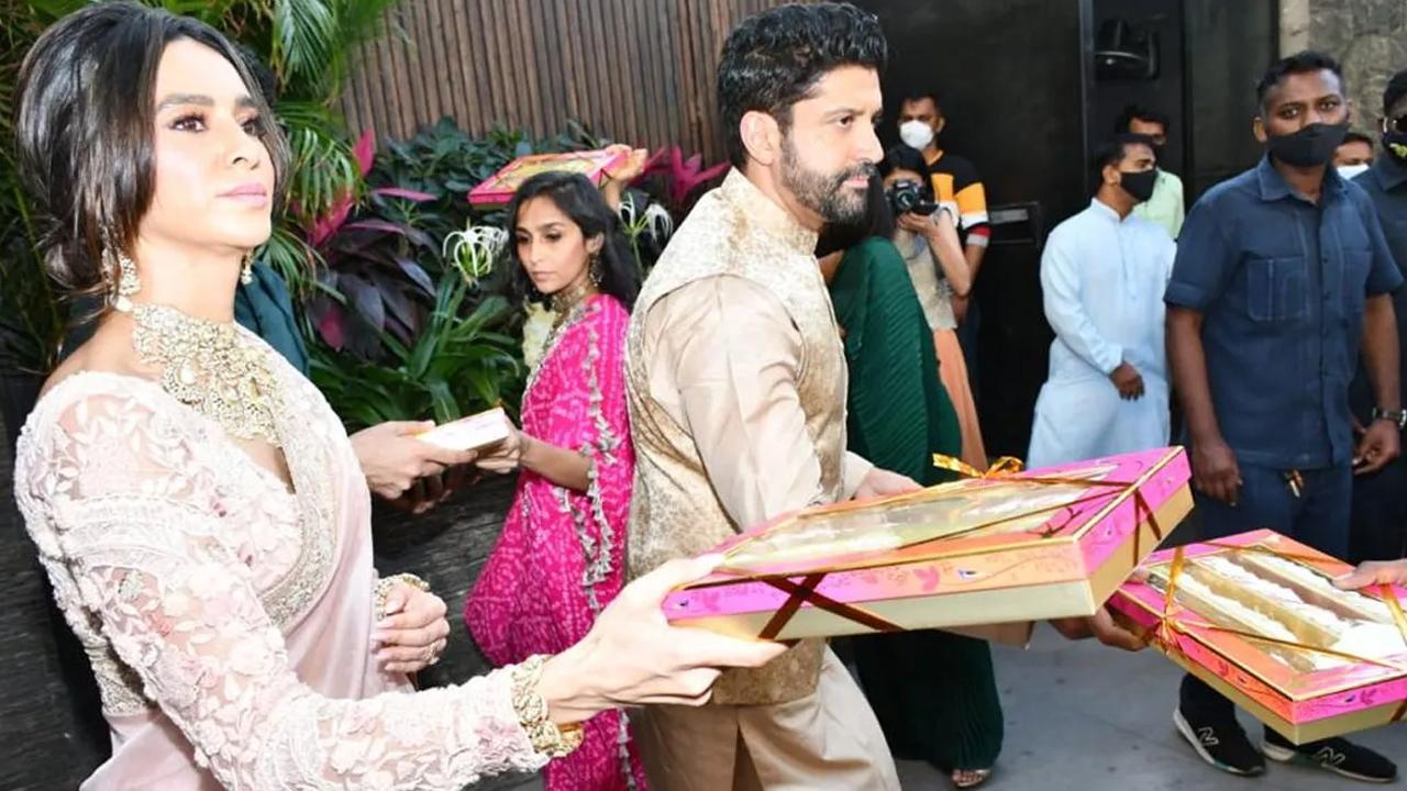 Newlyweds Farhan Akhtar, Shibani Dandekar make first appearence post marriage, distribute sweets