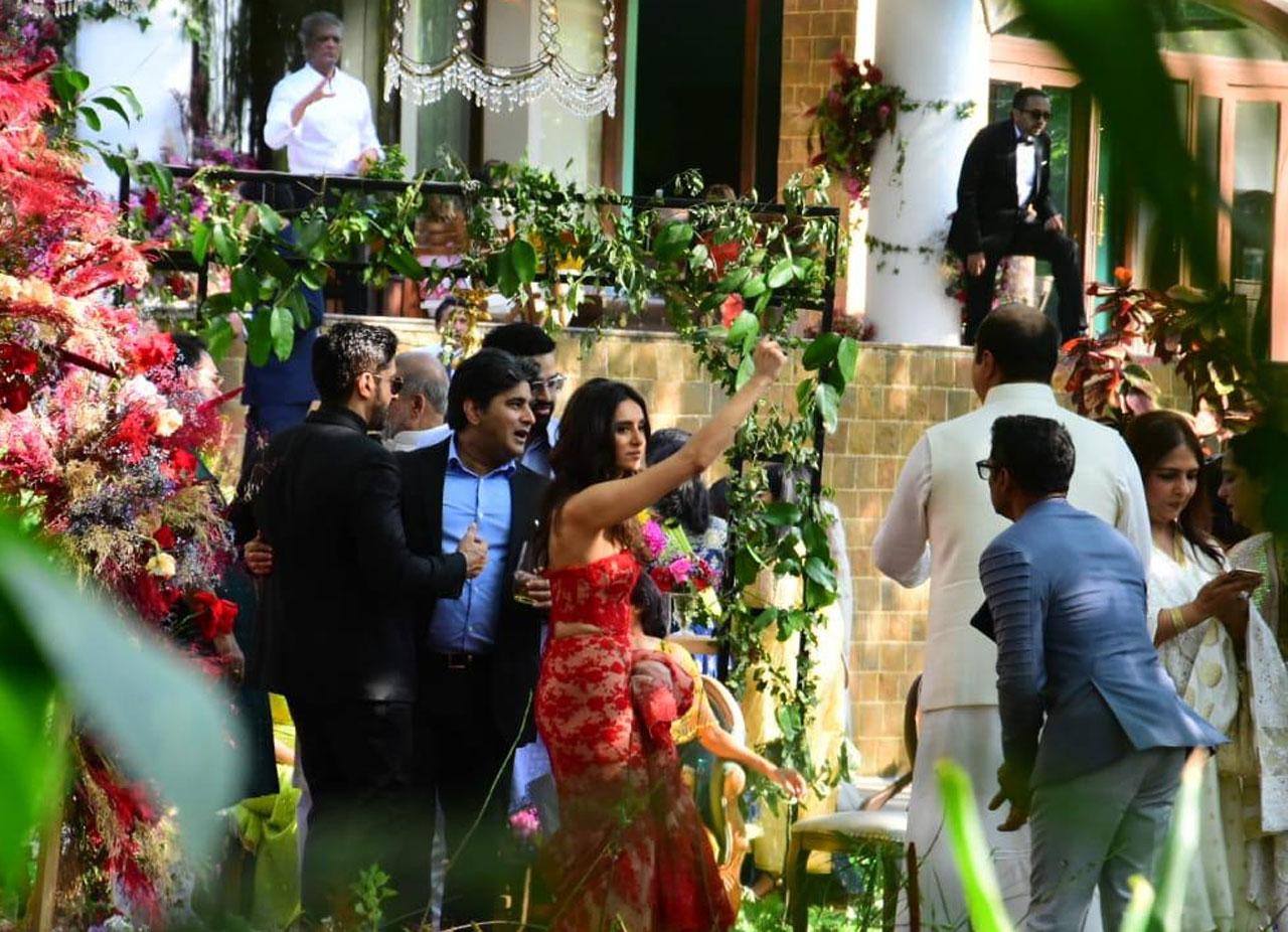 Farhan Akhtar and Shibani Dandekar are now officially married
Farhan Akhtar and Shibani Dandekar were seeing each other for over three years and have now finally got married in presence of friends and family in Khandala. Take a look at the photos right away!