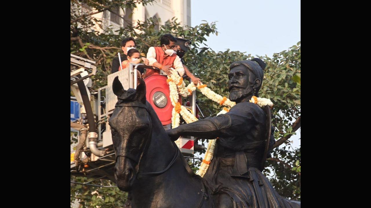 Kishori Pednekar, Arvind Sawant pay tribute to Chhatrapati Shivaji Maharaj