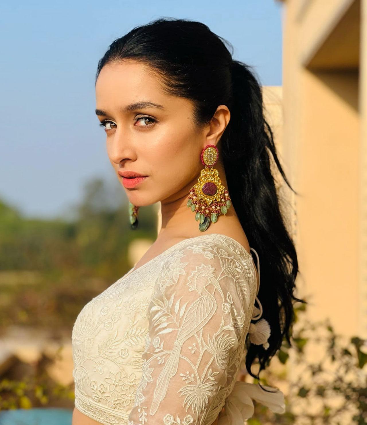 The star oozed oomph in an off white ivory lehenga, with a plunging neckline. She tied up her hair in a high ponytail, with statement chandbaali, which overall complimented her look.