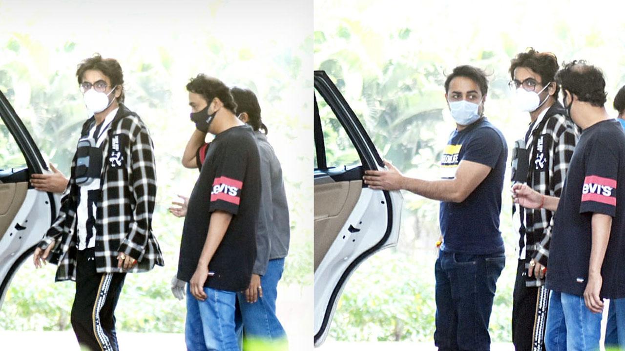 
Sunil Grover is now going to be back home after undergoing a heart surgery. The actor was accompanied by his team as he exited from the hospital and before driving back home, he showed a heart sign to the media. It seems he was thanking them for their support and wishes. Read the full story here
