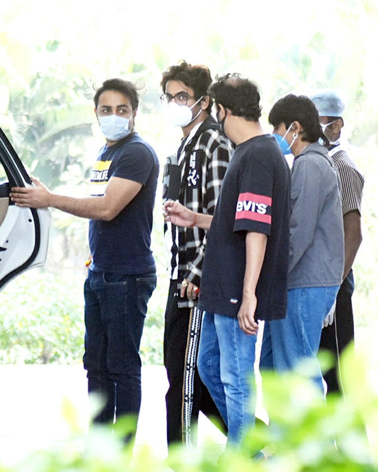 Sunil Grover is now going to be back home after undergoing a heart surgery. The actor was accompanied by his team as he exited from the hospital and before driving back home, he showed a heart sign to the media. It seems he was thanking them for their support and wishes.