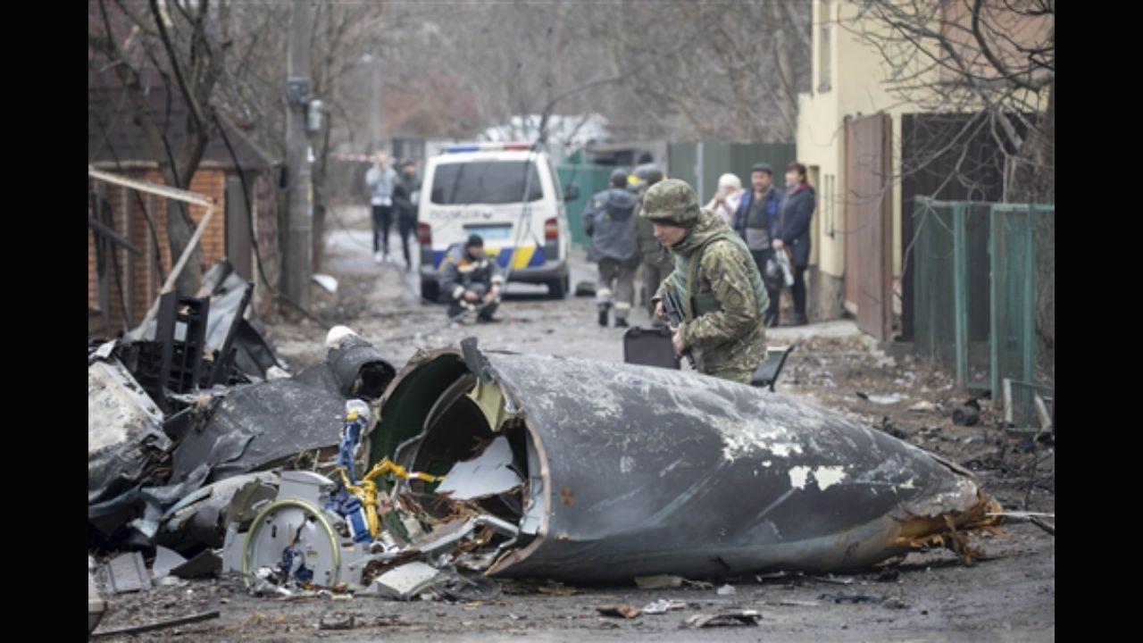 Ukrainian troops take to streets of Kyiv; gunfire, blasts heard in city centre