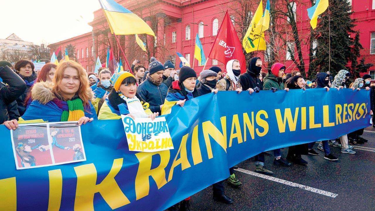 Ukraine's lawmakers propose 10-year sanctions on Russian officials for Donbas recognition