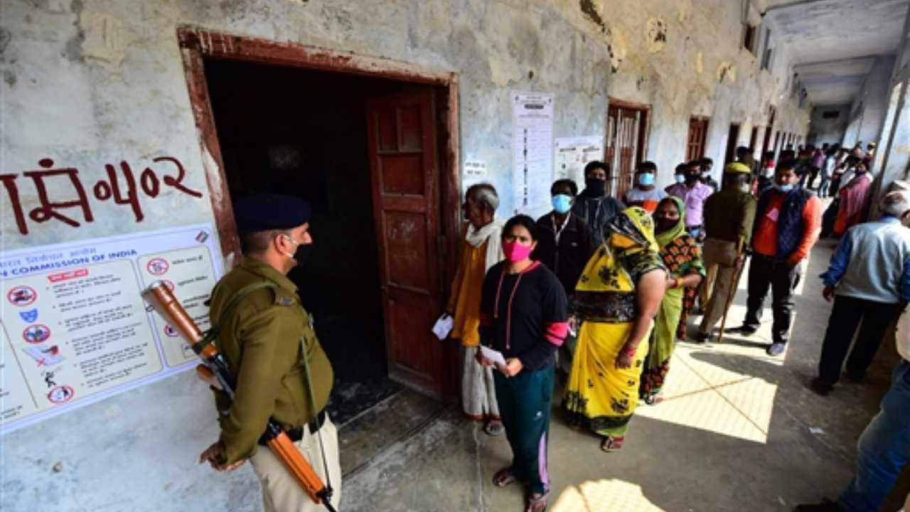 Voters stand in a queue to cast their ballot outside a polling station during the fifth phase of the Uttar Pradesh state Assembly elections, in Allahabad on Sunday. Pic/ PTI