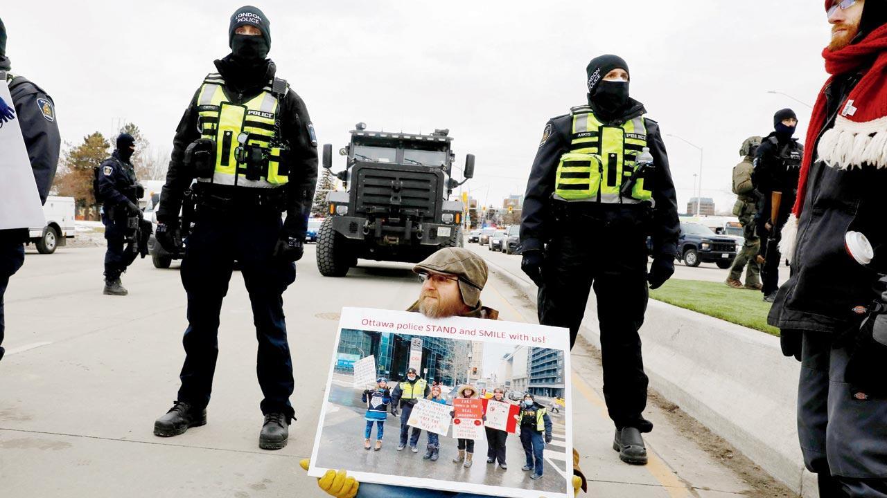 Police arrest protesters at US-Canada bridge