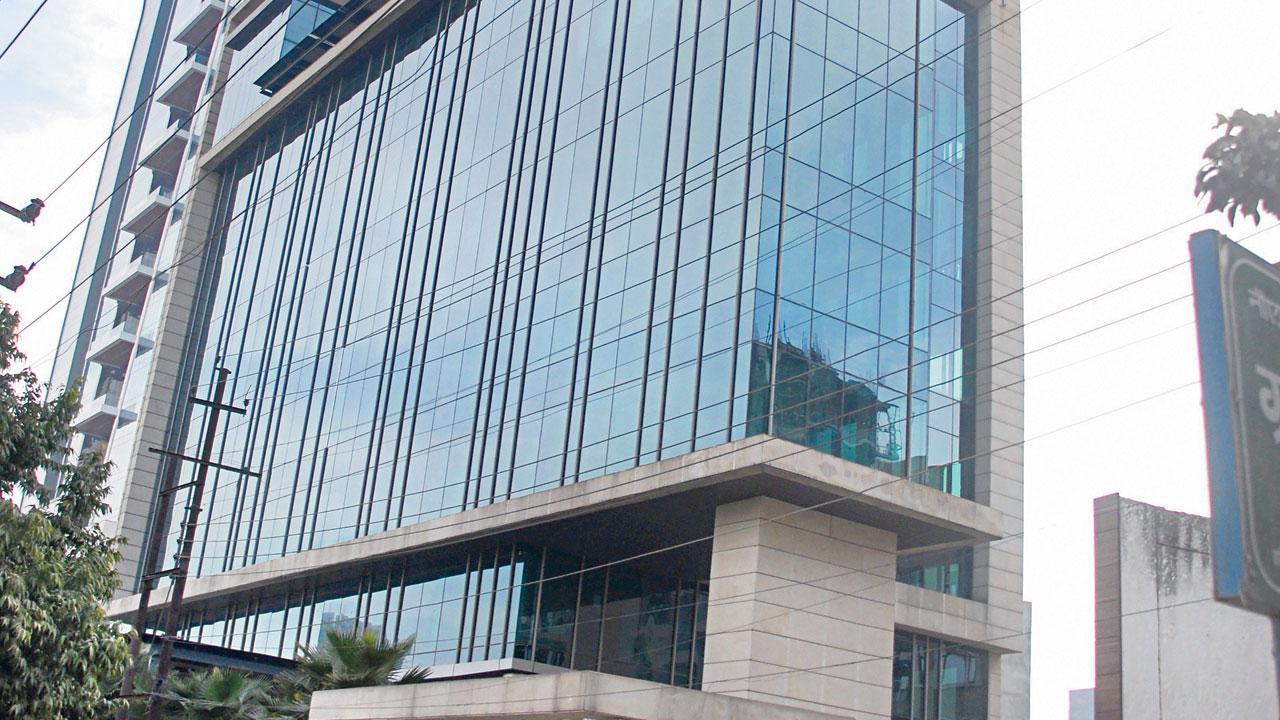I-T dept raids realtor having ties with Samajwadi Party