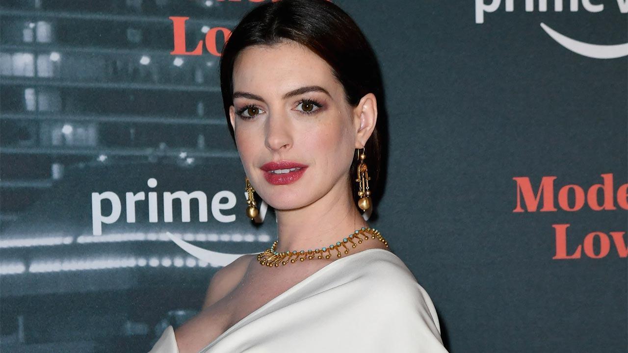 Anne Hathaway recreates her 'The Devil Wears Prada' look