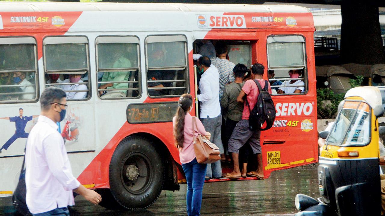 A crowded BEST bus on the WEH, at Borivli. File pic/Satej Shinde