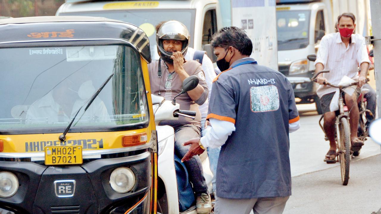 BMC’s clean-up marshals deployed at Sindhuwadi Chowk, Ghatkopar, on Wednesday. Pic/Sayyed Sameer Abedi