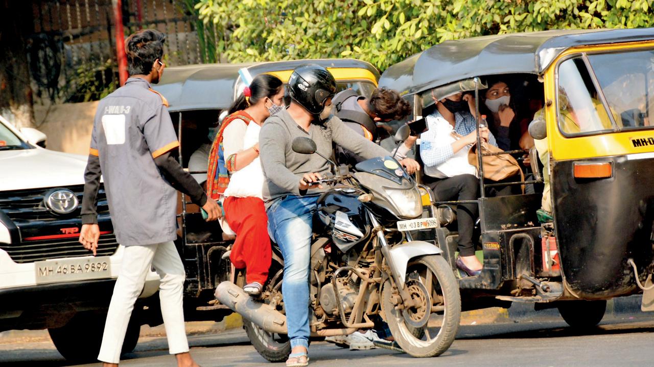 Clean-up marshals on duty at Sindhuwadi Chowk, Ghatkopar, on Wednesday. Pic/Sayyed Sameer Abedi