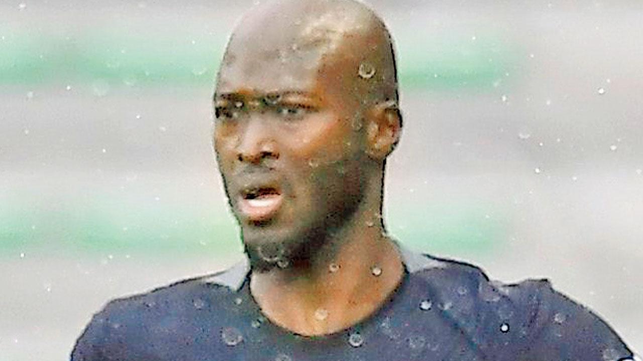 Danilo joins Lionel Messi among PSG Covid cases