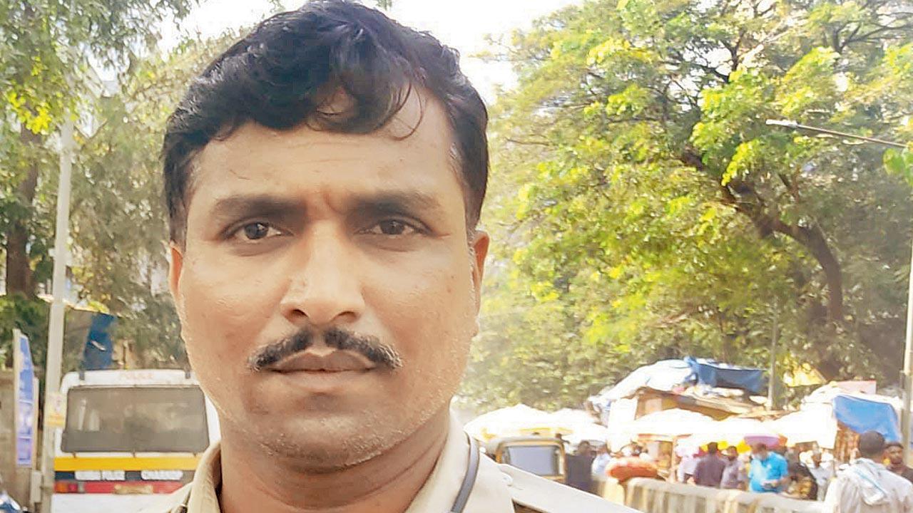 Despite being blinded by chilli spray, Kurar cop nabs robber