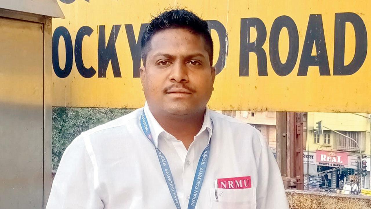 Velmurugan Gopal Konar, ticket booking clerk
