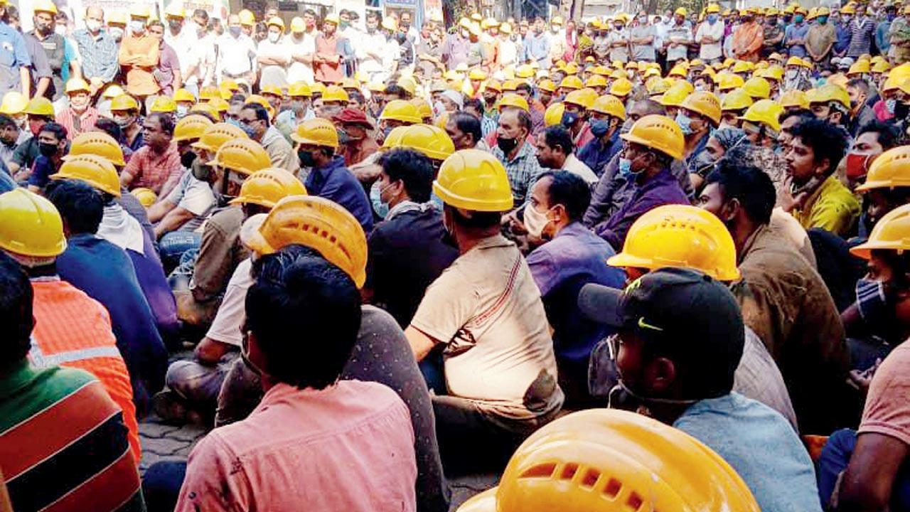 Several employees gathered in protest and to pay obeisance to the deceased.