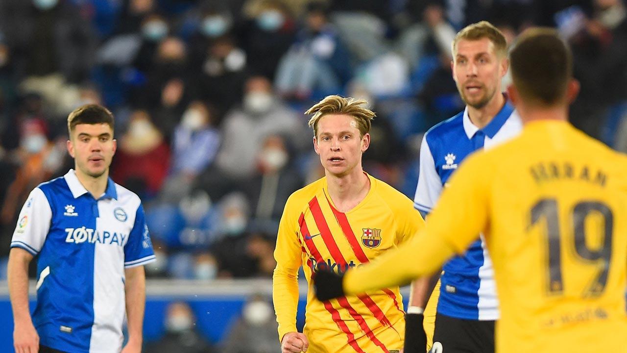 Barcelona win to end poor run, Madrid held by Elche