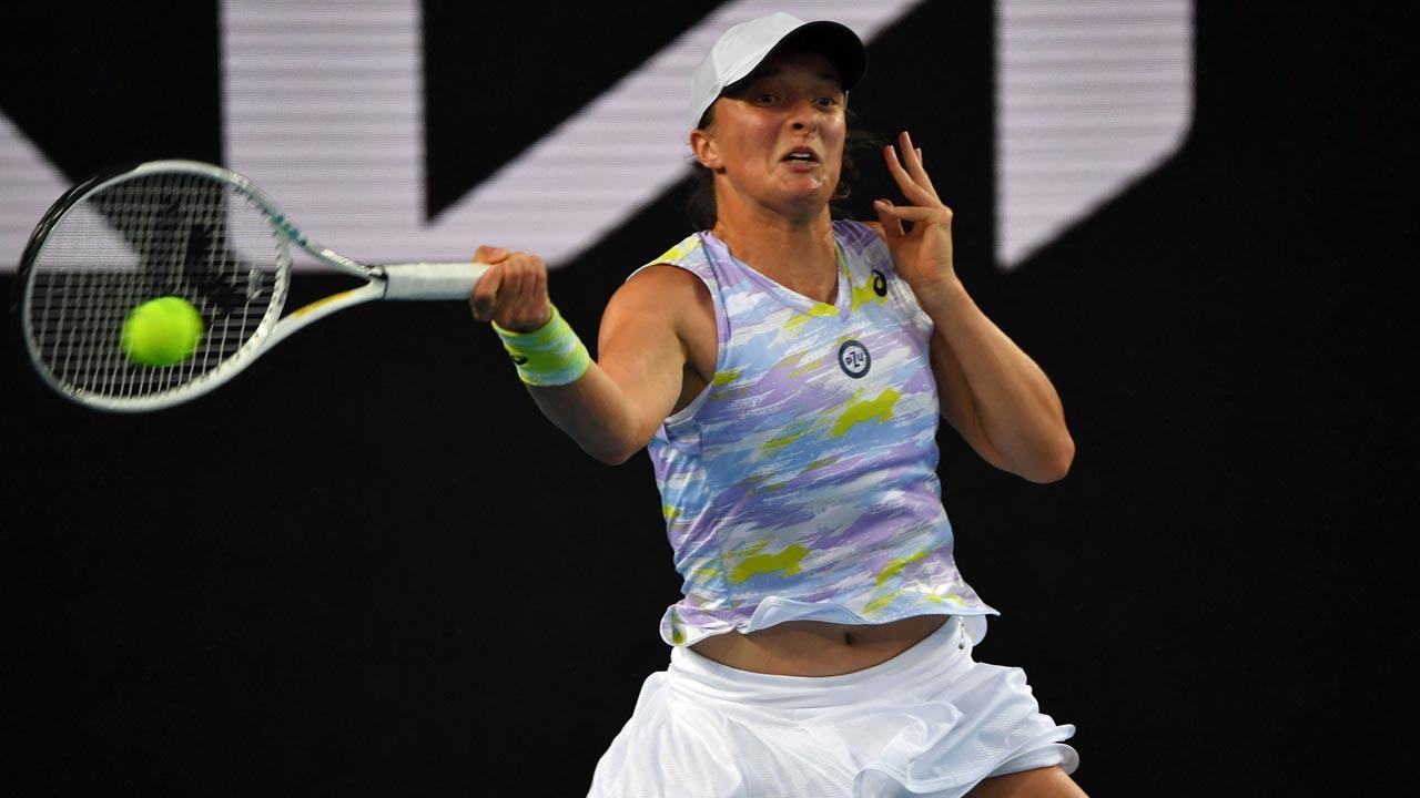 Australian Open: Iga Swiatek advances to 4th round with win over Daria Kasatkina