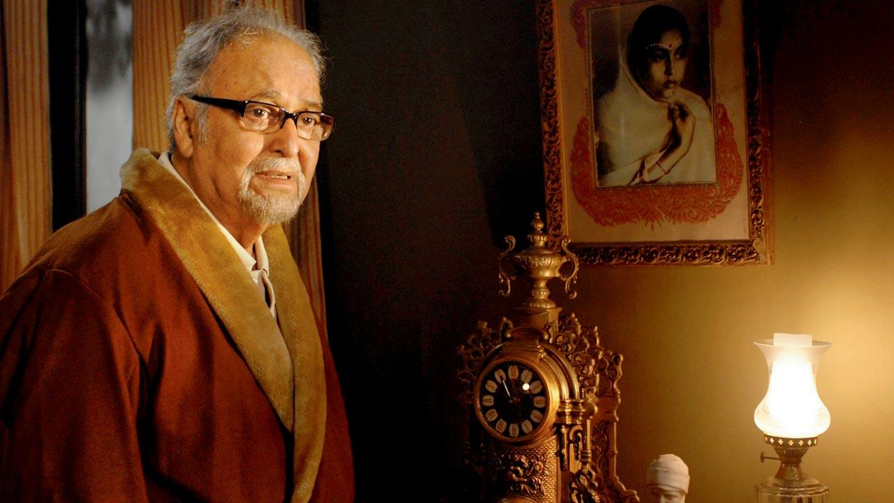 A still from Suman Ghosh’s second film Dwando (2009), where Chatterjee played a neurosurgeon who saw his work as akin to that of an artist. Pics Courtesy/OM Books International