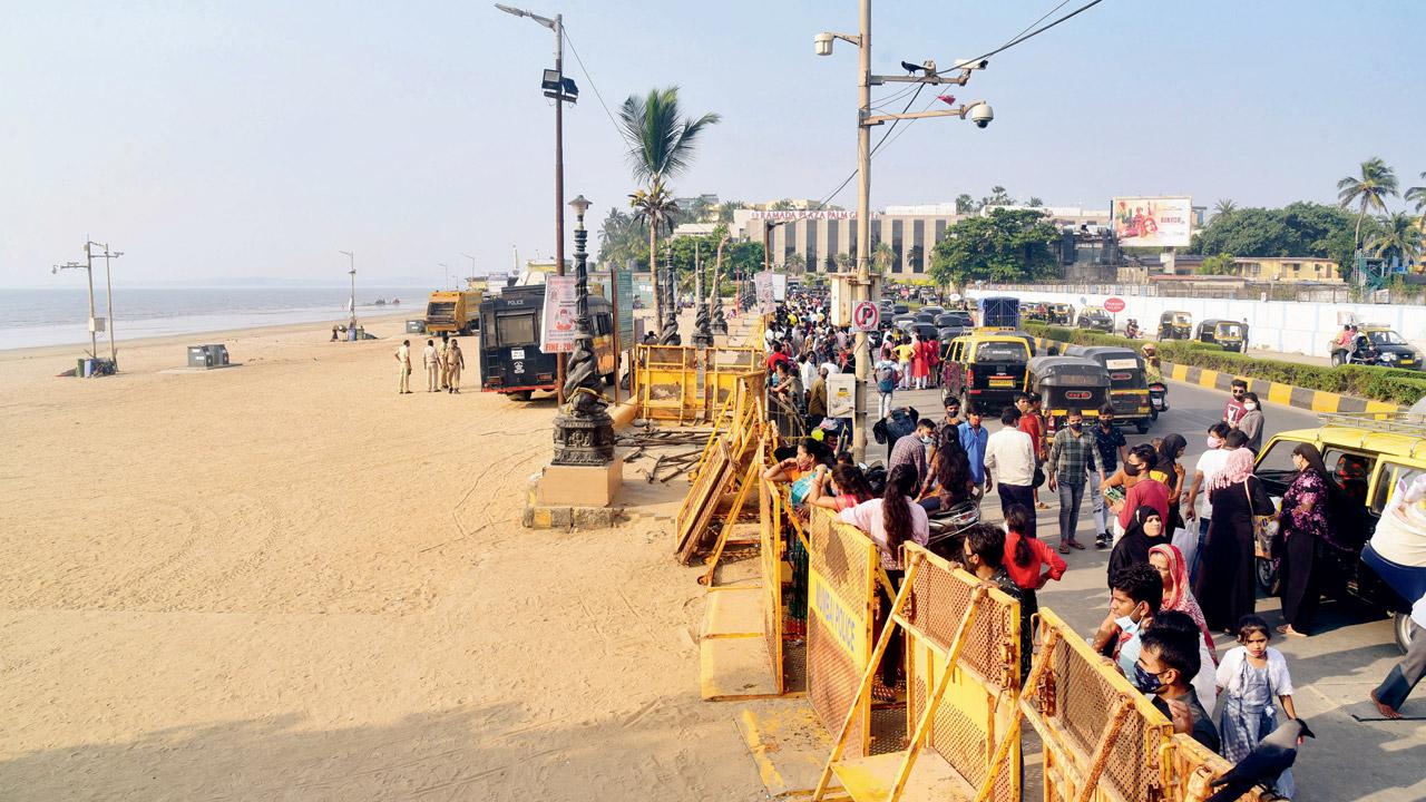 People gather outside Juhu beach, which is closed to the public amid a rise in cases, on January 16. Pic/Shadab Khan