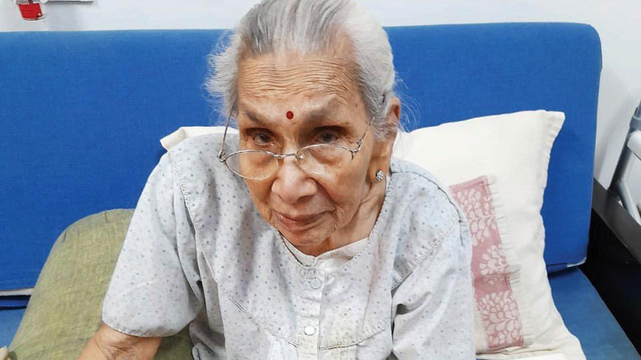 97-year-old woman beats Covid-19 with home isolation