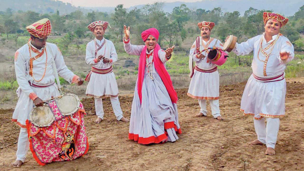 A folk performance at the Meri Kala Meri Pehchaan campsite 