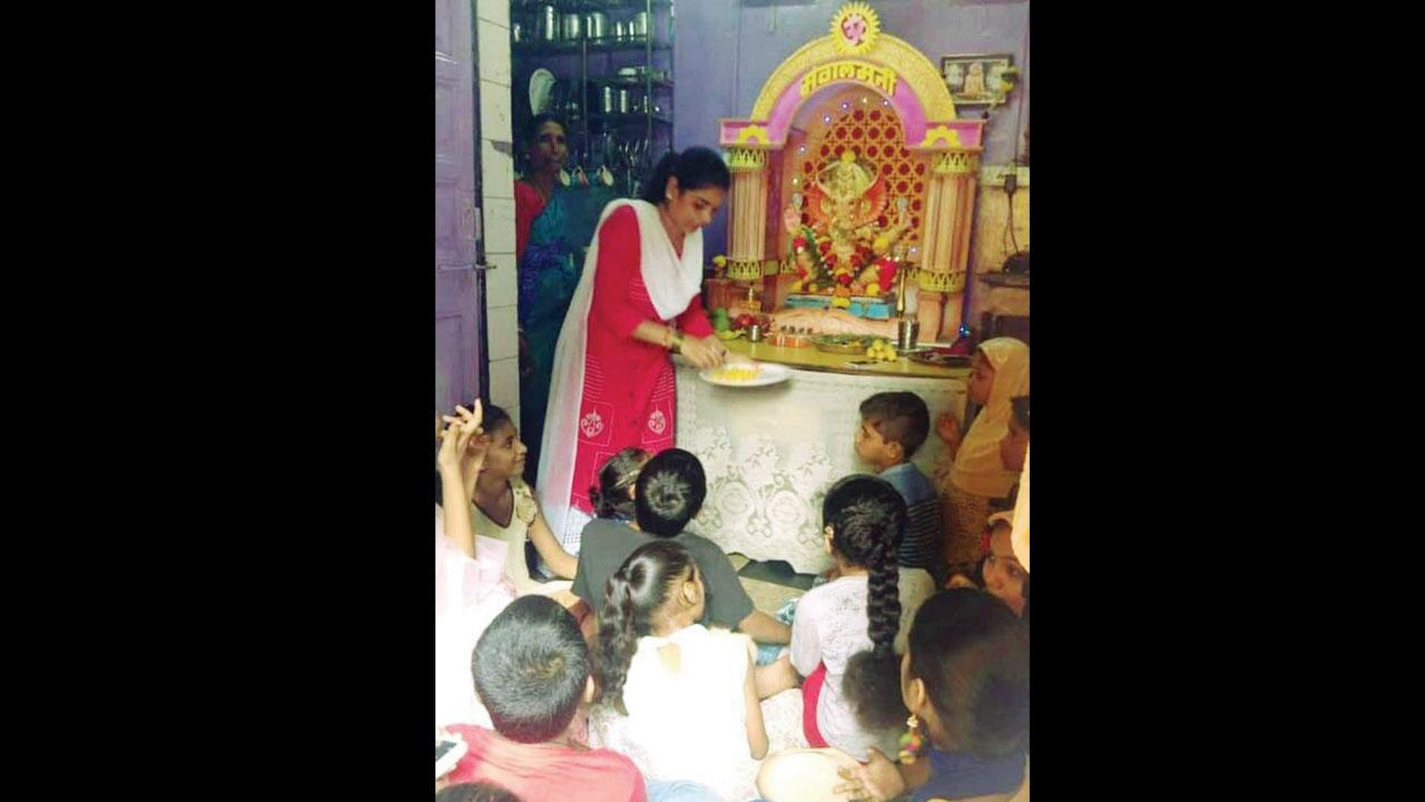 BMMA member Bharti Shetty performs the Dussehra puja and distributes prasad to the kids