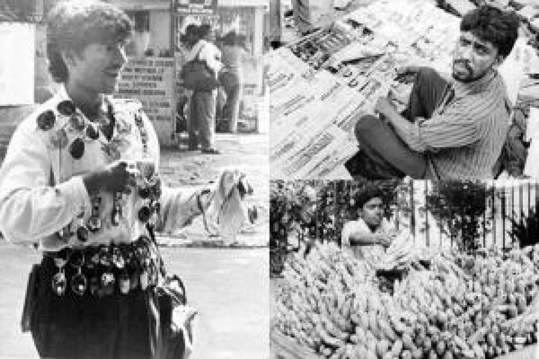 These vintage photos of hawkers show Mumbaikars' love for street shopping
